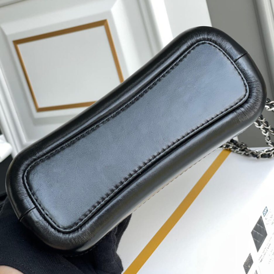 CHANEL’S GABRIELLE SMALL HOBO BAG - 图片 4