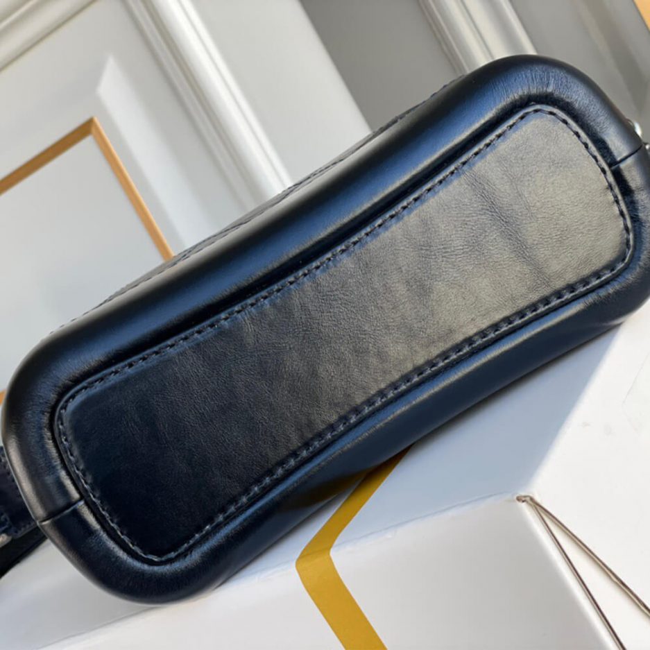 CHANEL’S GABRIELLE SMALL HOBO BAG - 图片 5